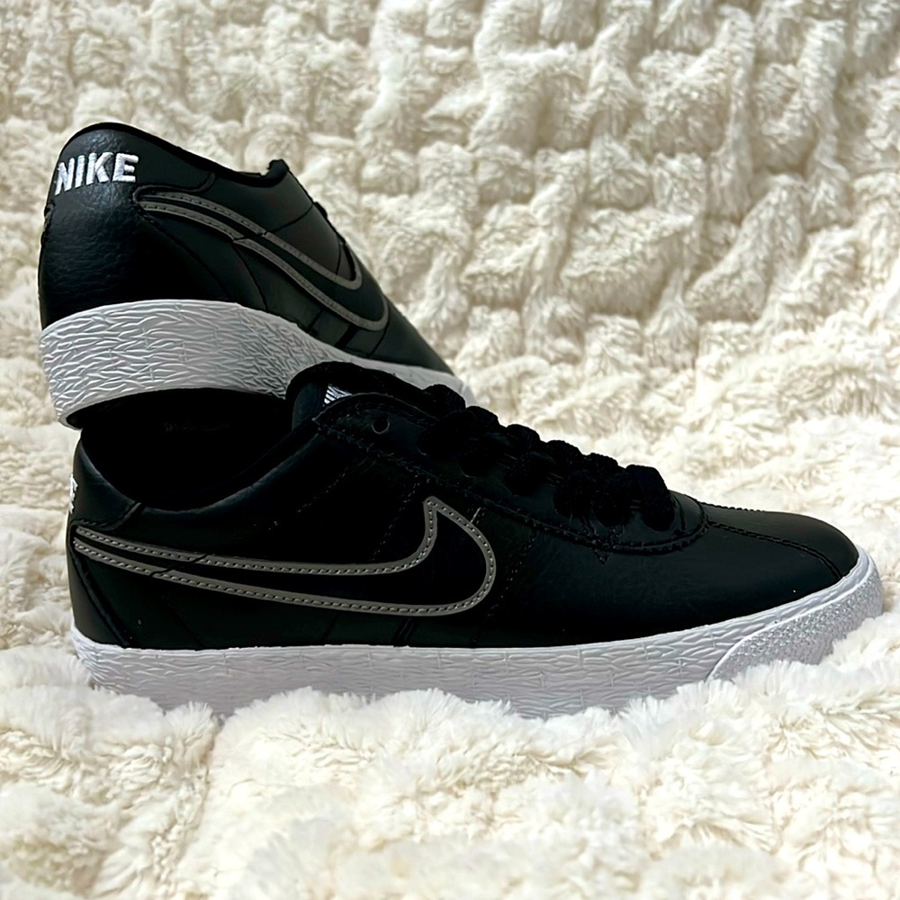 RARE NWOT Nike SB Bruin Premium Black/Metallic Pewter